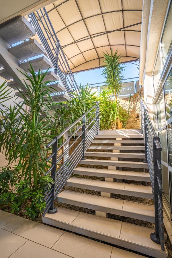 Hotel Le Grand Pavois Le Lavandou Bagian luar foto