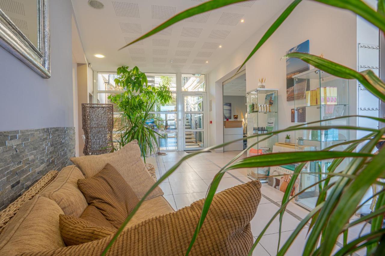 Hotel Le Grand Pavois Le Lavandou Bagian luar foto