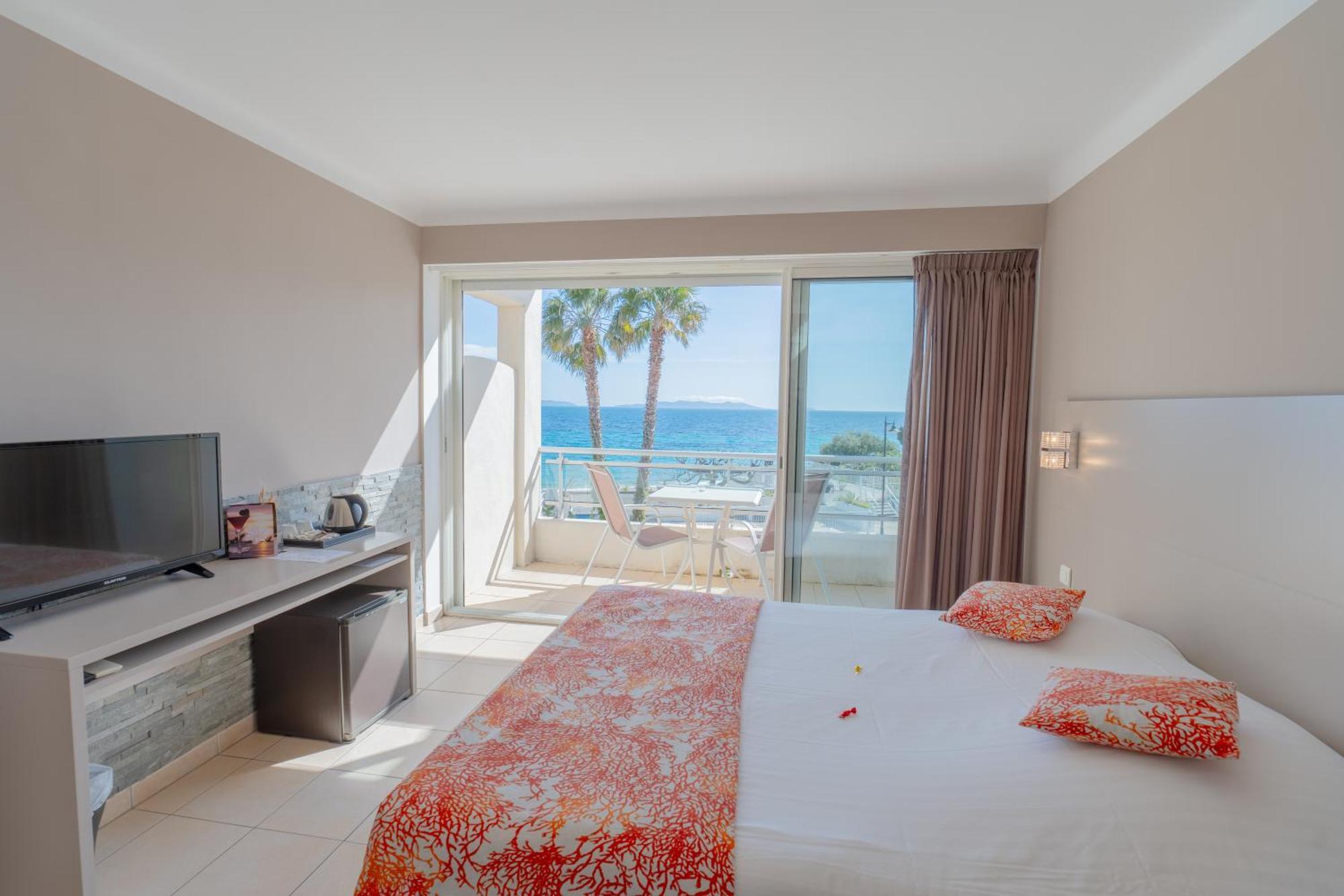 Hotel Le Grand Pavois Le Lavandou Bagian luar foto